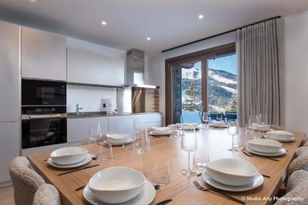 photographe immobilier de prestige à Courchevel : salle à manger cuisine