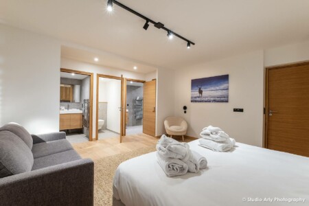 photographe immobilier de prestige à Courchevel : chambre avec ses salles de bain