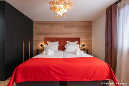 photographie agence immobilière dans les 3 Vallées : chambre à coucher vue face au lit king size