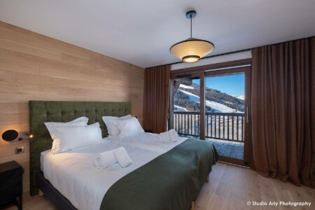 photographie agence immobilière en Tarentaise : chambre avec vue montagne enneigée