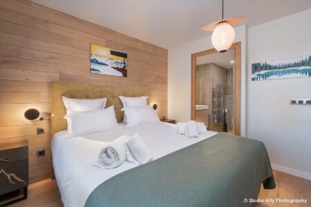 photographie agence immobilière en Tarentaise : chambre avec salle de bain