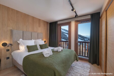 photographie agence immobilière en Tarentaise : chambre avec vue sur le domaine skiable de Courchevel