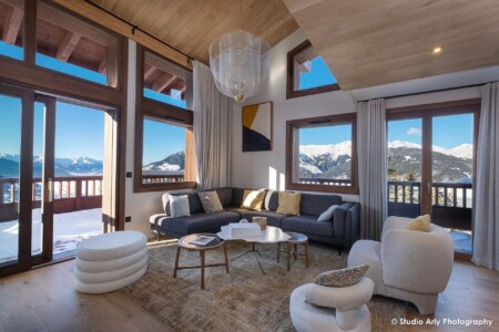 photographie agence immobilière en Tarentaise : salon avec vue sur les montagnes enneigées