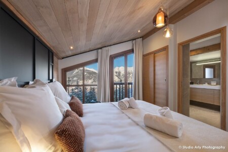 photographie agence immobilière de luxe : chambre avec vue montagne enneigée