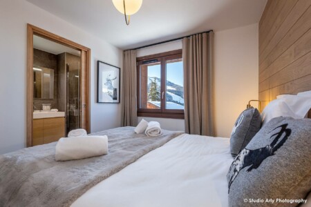 photographie agence immobilière dans les Alpes : chambre et sa salle de bain