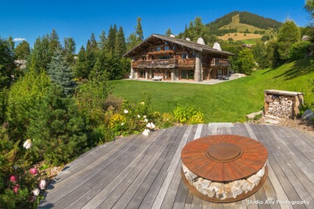 Le jardin et son barbecue, chalet de luxe à Megève