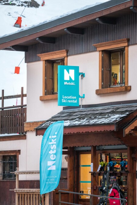 enseignes lumineuses par Fimel, Lightair, du magasin de ski Favre Sports, Netski, par Laurent FABRY photographe, à Pralognan-la-Vanoise, Savoie (73)