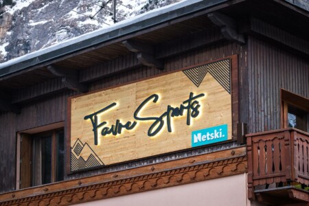 enseignes lumineuses par Fimel, Lightair, du magasin de ski Favre Sports, Netski, par Laurent FABRY photographe, à Pralognan-la-Vanoise, Savoie (73)