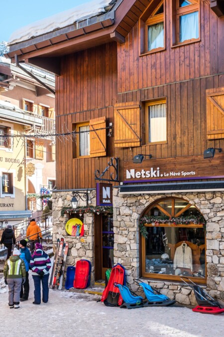 Enseignes Netski du magasin Névé Sports, à Valmorel, Savoie, par Laurent FABRY photographe, pour les sociétés Fimel, Lightair