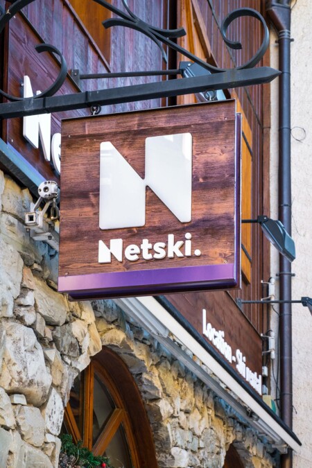 Enseignes Netski du magasin Névé Sports, à Valmorel, Savoie, par Laurent FABRY photographe, pour les sociétés Fimel, Lightair