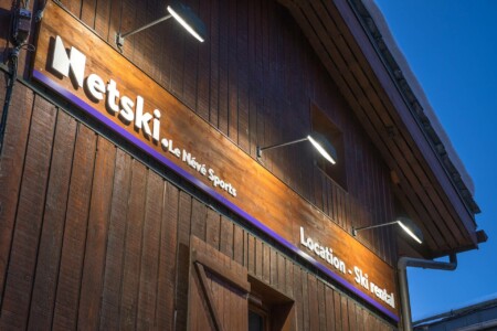 Enseignes Netski du magasin Névé Sports, à Valmorel, Savoie, par Laurent FABRY photographe, pour les sociétés Fimel, Lightair