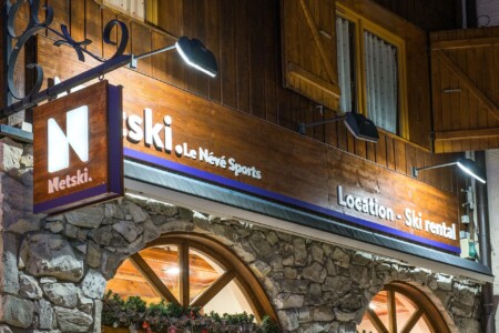 Enseignes Netski du magasin Névé Sports, à Valmorel, Savoie, par Laurent FABRY photographe, pour les sociétés Fimel, Lightair