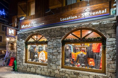 Enseignes Netski du magasin Névé Sports, à Valmorel, Savoie, par Laurent FABRY photographe, pour les sociétés Fimel, Lightair