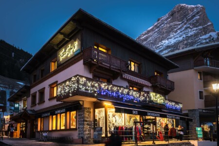 enseignes lumineuses par Fimel, Lightair, du magasin de ski Favre Sports, Netski, par Laurent FABRY photographe, à Pralognan-la-Vanoise, Savoie (73)