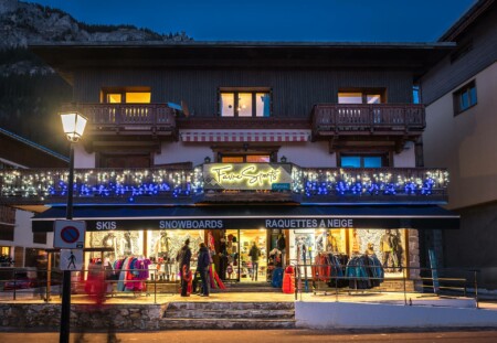 enseignes lumineuses par Fimel, Lightair, du magasin de ski Favre Sports, Netski, par Laurent FABRY photographe, à Pralognan-la-Vanoise, Savoie (73)