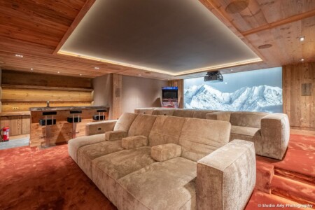 Chalet de luxe à Megève : au sous-sol : la salle de cinéma et ses immenses fauteuils