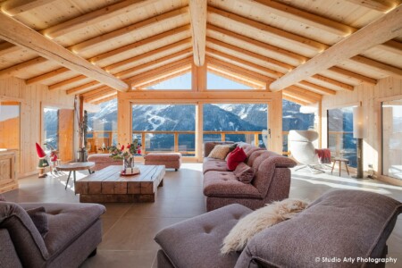 Grand salon avec vue montagne (architecte décoratrice d'intérieur en Haute Tarentaise)