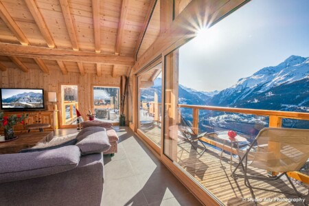 Grand salon avec vue montagne (architecte décoratrice d'intérieur en Haute Tarentaise)