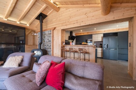 Grand salon en Haute Tarentaise déco montagne (chalet dans les Alpes)