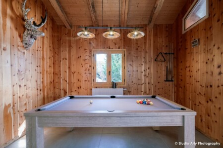 Salle de billard dans un chalet de montagne en Haute Tarentaise (Montvalezan)