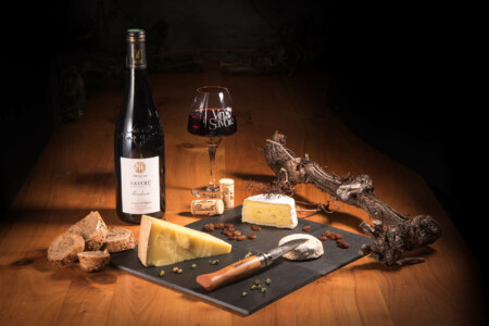 Mise en scène photographique vin et fromages de Savoie