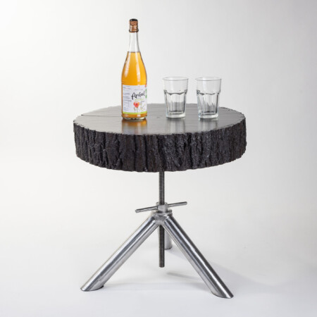 mise en scène d'une table basse de créateur photographiée en studio